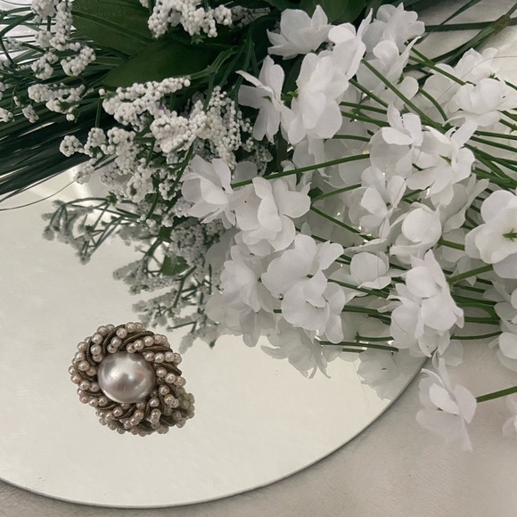Classy Vintage Pearl Embellished Ring - Picture 5 of 5